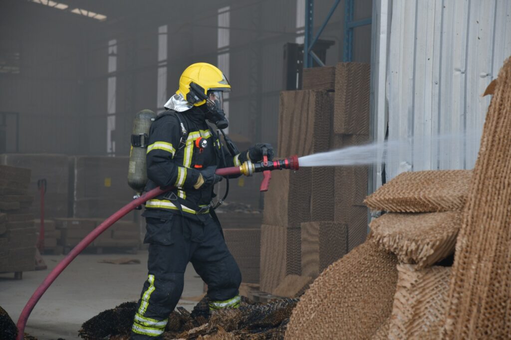 Incêndio em galpão de colônia penal é controlado sem vítimas em Palhoça