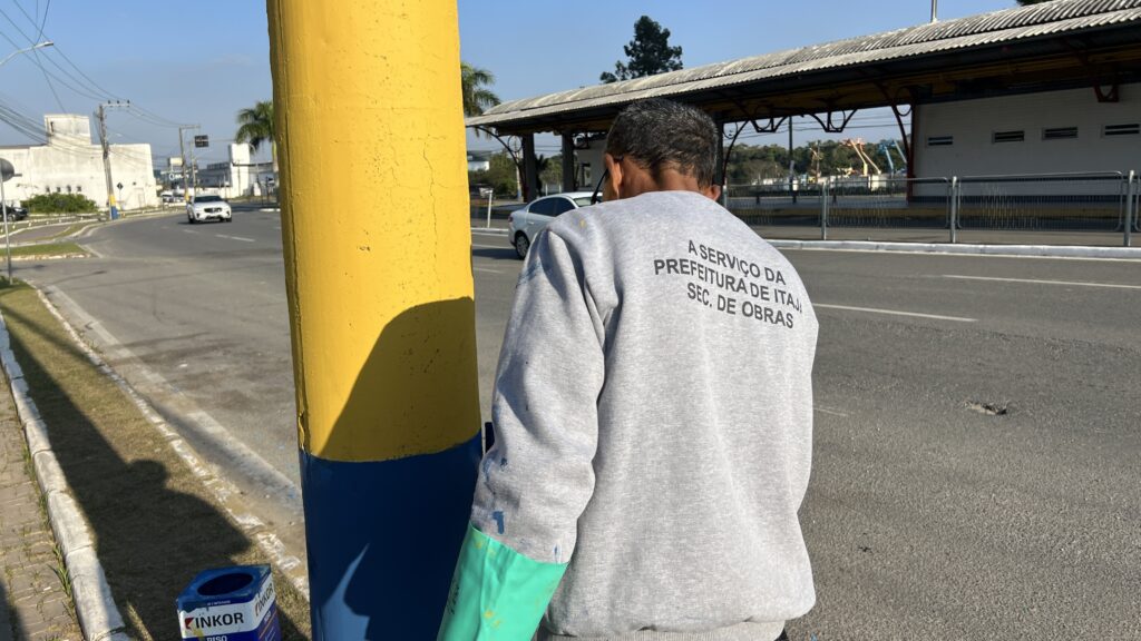 Itajaí inicia pintura de postes com cores oficiais da cidade