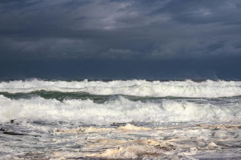 Mar agitado, ressaca e frio intenso: defesa civil mantém alerta em itajaí até quinta-feira
