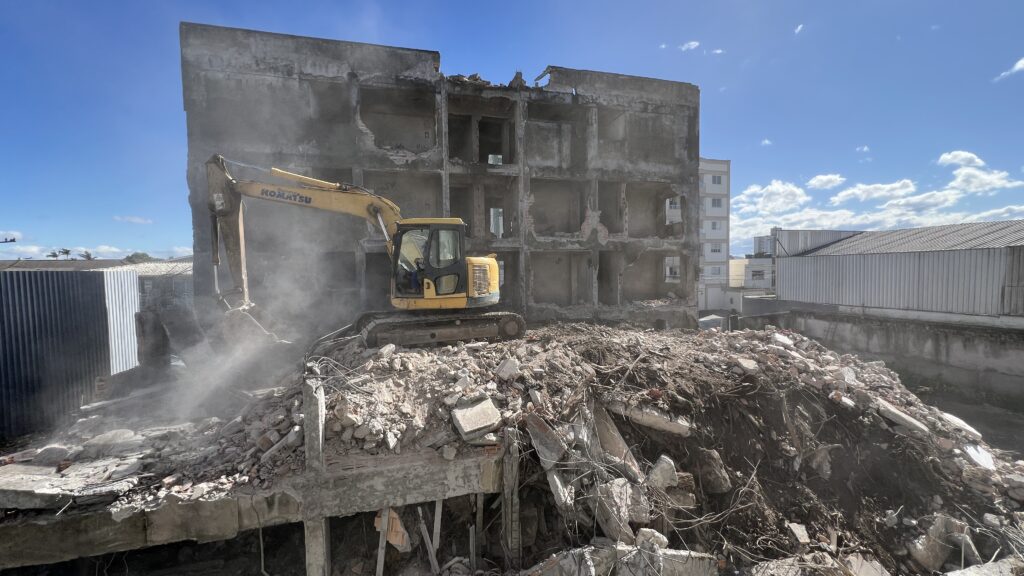 Avança a demolição de prédio abandonado no bairro São Vicente, em Itajaí