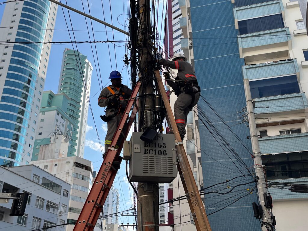 Força-tarefa da Cosip recolheu uma tonelada de fios obsoletos dos postes em Balneário Camboriú
