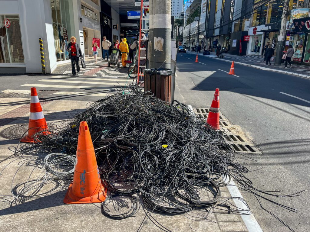 Ação da Prefeitura retira 400 kg de fios soltos da Avenida Brasil, em Balneário Camboriú