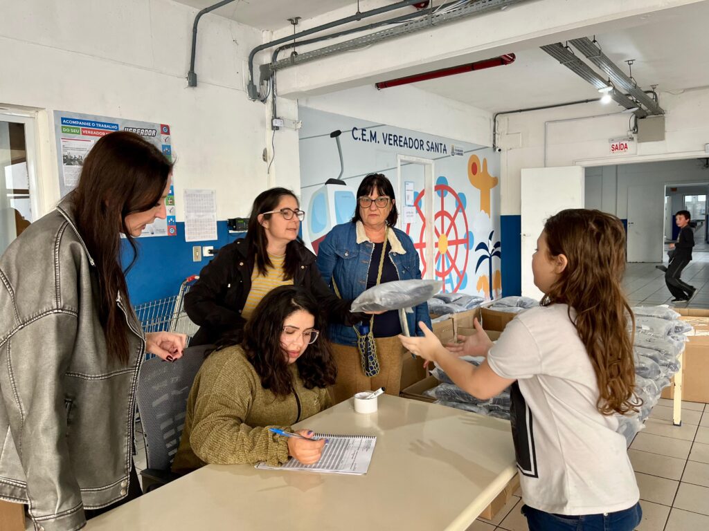 Alunos da rede municipal de Balneário Camboriú recebem uniformes de inverno