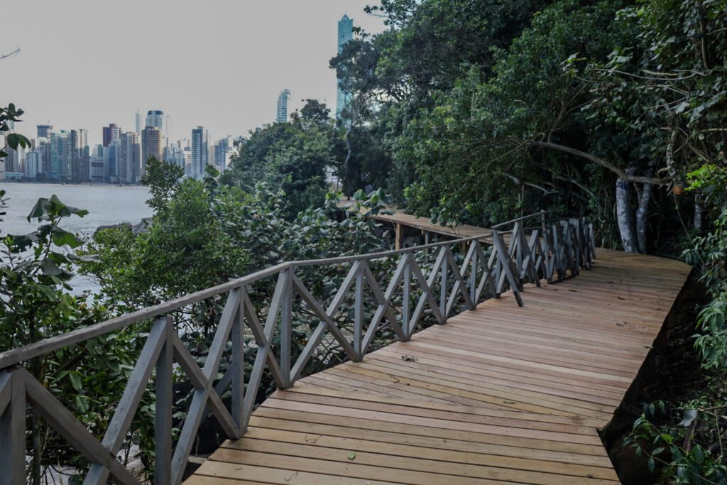 Reforma do deck do Pontal Norte avança com finalização do assoalho, corrimãos e escadas