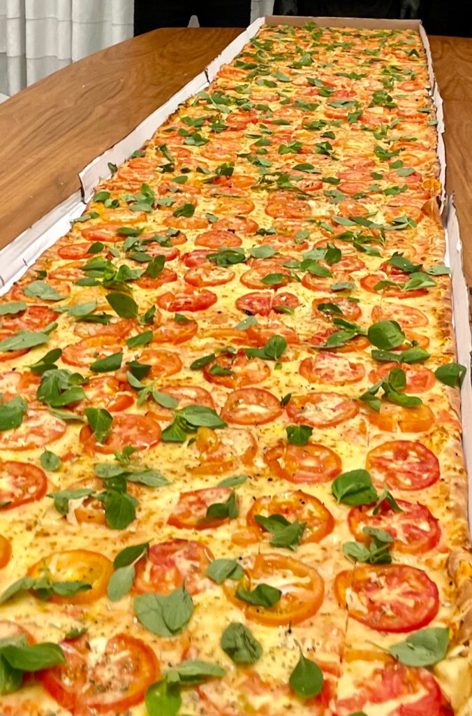 Maior pizza linear do Brasil será distribuída nesta quinta-feira em BC