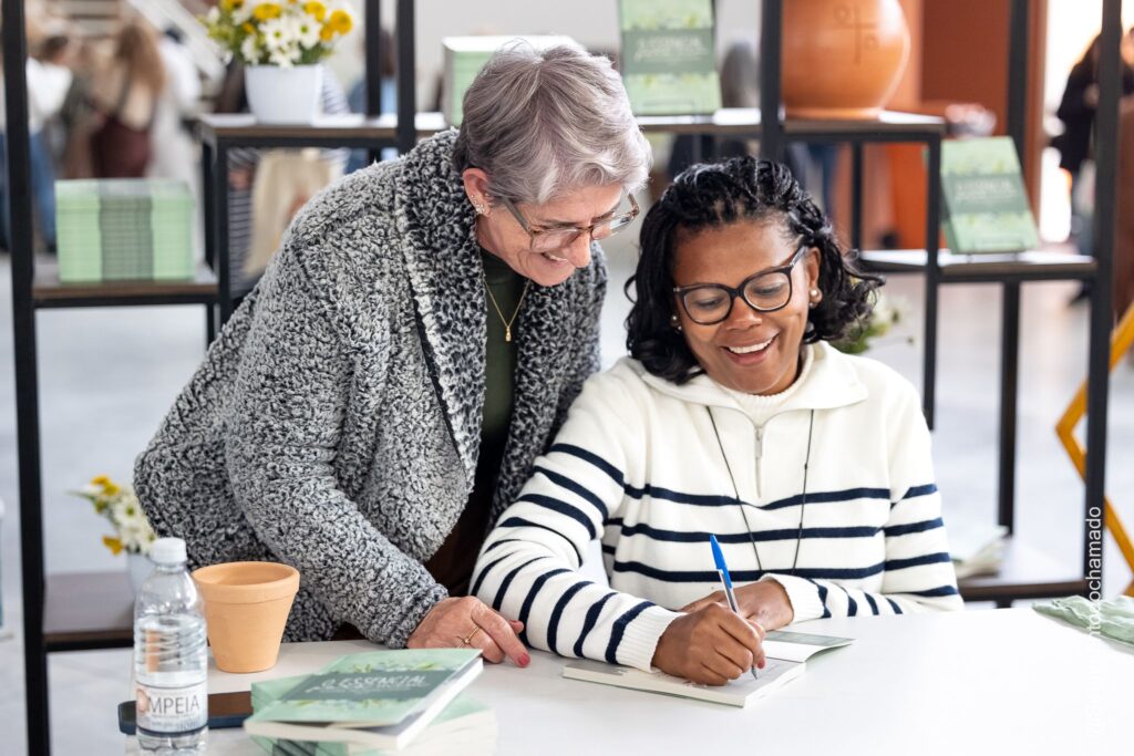 Simone Souza lança devocional para mulheres