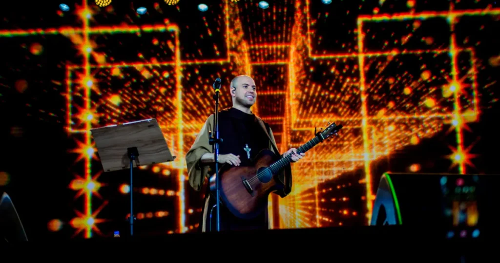 Frei Gilson emociona multidão na Festa do Peão de Barretos