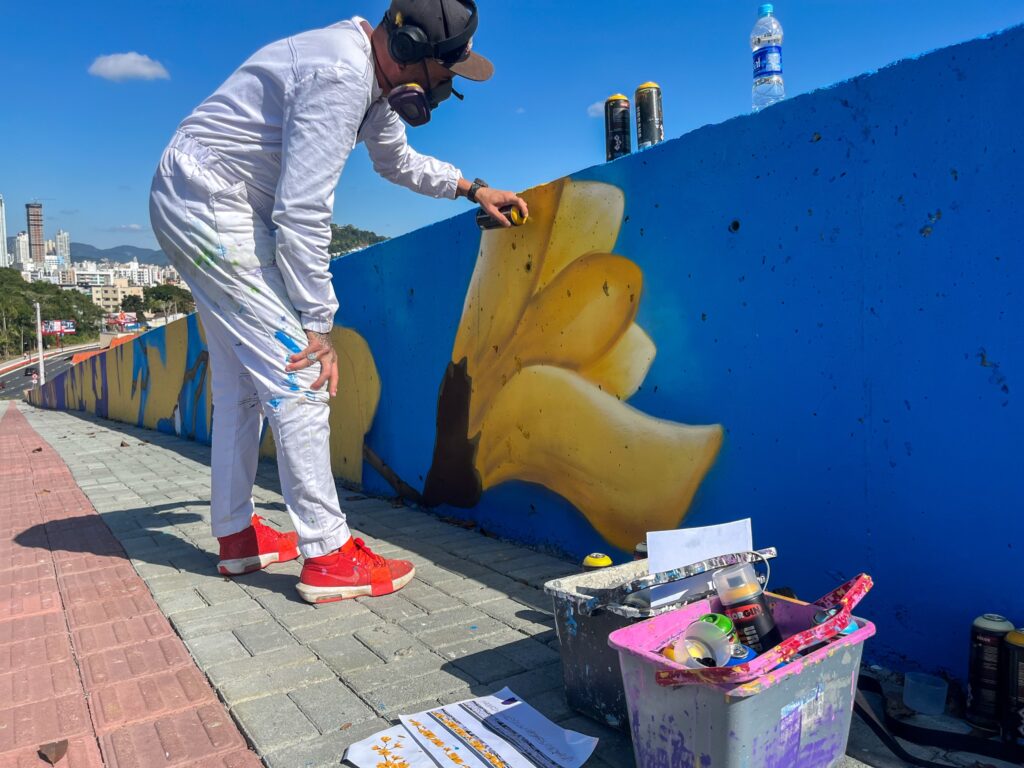 Painel artístico do novo trecho da Avenida Martin Luther entra na reta final