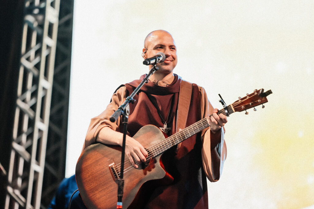 Show histórico de Frei Gilson atrai cerca de 100 mil pessoas à Navegantes