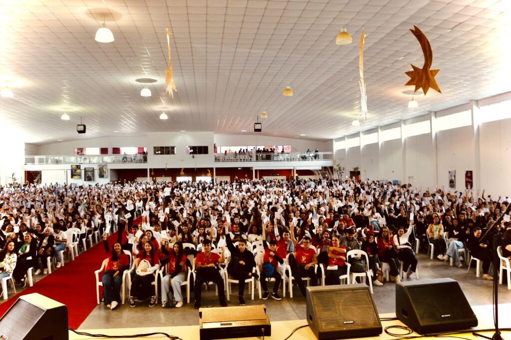 Encontro dos Crismados reúne mais de 2 mil adolescentes e jovens com o Arcebispo